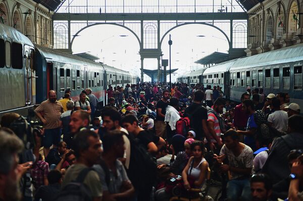 Migrants and refugees crowd the platforms at the Keleti (eastern) railway station in Budapest on September 1, 2015.  - Sputnik International