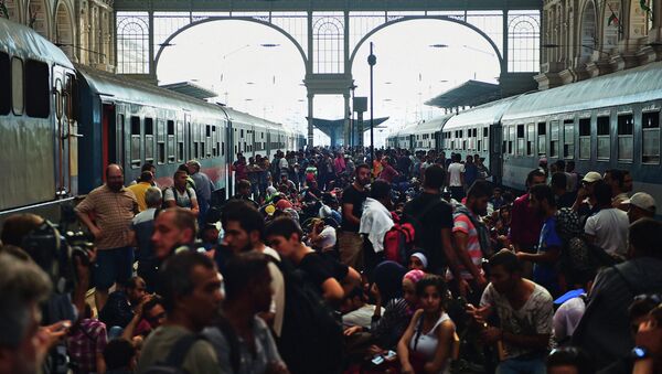 Migrants and refugees crowd the platforms at the Keleti (eastern) railway station in Budapest on September 1, 2015. - Sputnik International