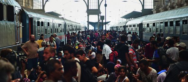 Migrants and refugees crowd the platforms at the Keleti (eastern) railway station in Budapest on September 1, 2015. Migrants and refugees crowd the platforms at the Keleti (eastern) railway station in Budapest on September 1, 2015. - Sputnik International