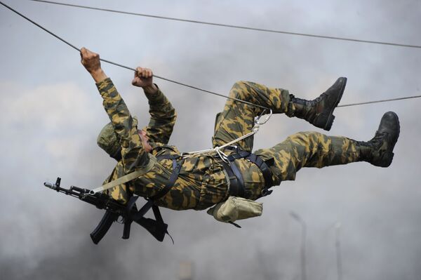 Soldier of the 22nd Independent Guards Special Forces Brigade navigates obstacle course - Sputnik International