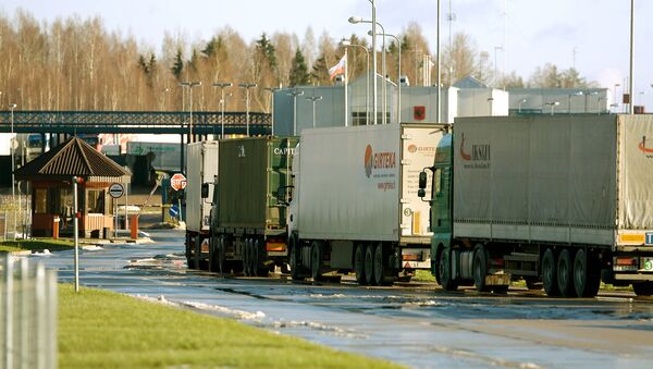 Trucks wait at the border crossing of Terehova in Latvia to enter Russia - Sputnik International