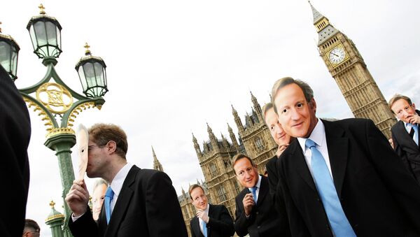 Men wearing face masks of British Prime Minister David Cameron - Sputnik International