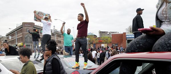 Baltimore police has ordered demonstrators gathering amid hearings in the Freddie Gray case to disperse or be arrested, US civil rights activist DeRay Mckesson said in a Twitter message on Wednesday - Sputnik International