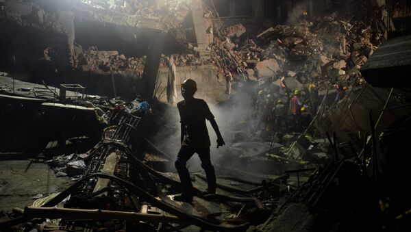A worker leaves the site where a garment factory building collapsed near Dhaka, Bangladesh - Sputnik International