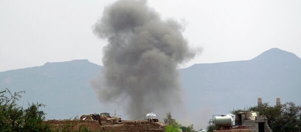 Smoke billows from the military college in the Yemeni capital, Sanaa, during a Saudi-led coalition air strike on September 2, 2015. - Sputnik International