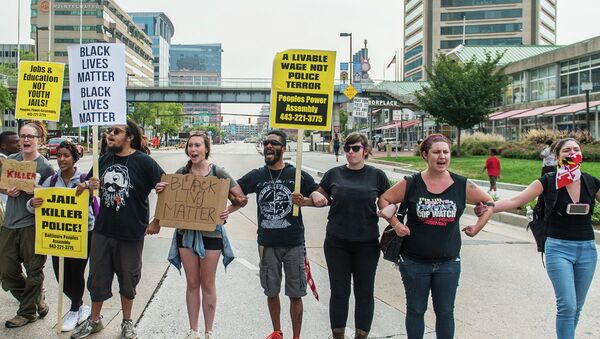 Protesters block traffic on Pratt Street as protests moved into the street on the first day of pretrial motions for six police officers charged in connection with the death of Freddie Gray in Baltimore, Maryland September 2, 2015 - Sputnik International