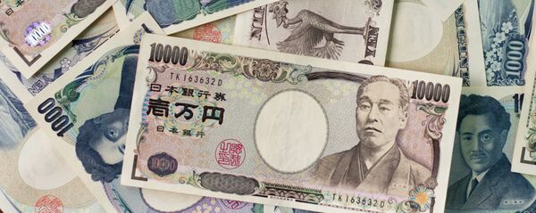 1000 yen bills and 10,000 yen bills spread out on a table. - Sputnik International