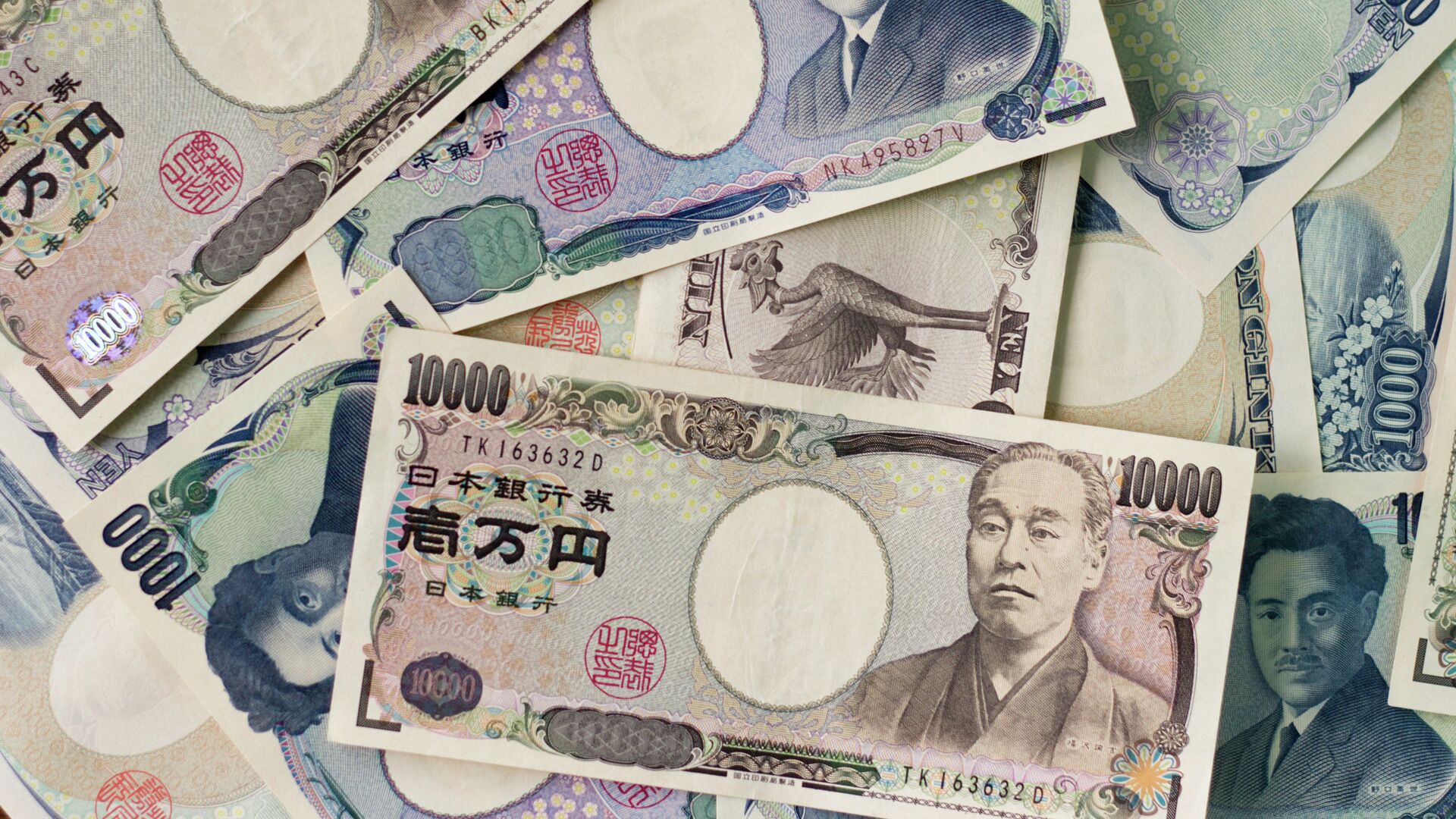1000 yen bills and 10,000 yen bills spread out on a table. - Sputnik International, 1920, 14.11.2023