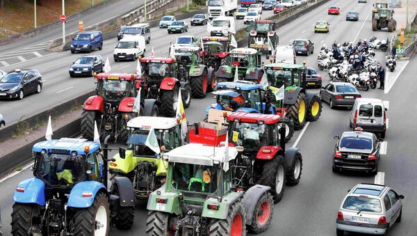 French farmers converge on Paris, driving their tractors on the motorway, outside Paris, France, September 3, 2015 - Sputnik International