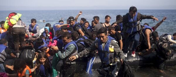 Syrian refugees jump off a dinghy as they arrive on the Greek island of Lesbos September 3, 2015 Syrian refugees jump off a dinghy as they arrive on the Greek island of Lesbos September 3, 2015 - Sputnik International