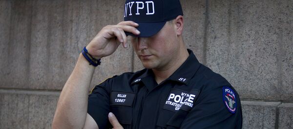 A police officer guards the perimeter outside the scene of a shooting scene at a federal building in the Manhattan borough of New York, August 21, 2015 A police officer guards the perimeter outside the scene of a shooting scene at a federal building in the Manhattan borough of New York, August 21, 2015 - Sputnik International