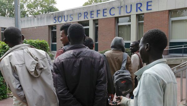 Migrants who seek asylum gather outside the Under Prefecture administration building in Calais, France, August 20, 2015 - Sputnik International