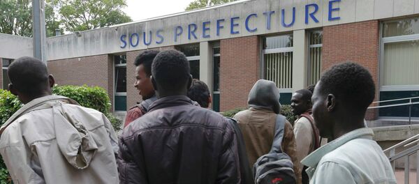 Migrants who seek asylum gather outside the Under Prefecture administration building in Calais, France, August 20, 2015 Migrants who seek asylum gather outside the Under Prefecture administration building in Calais, France, August 20, 2015 - Sputnik International