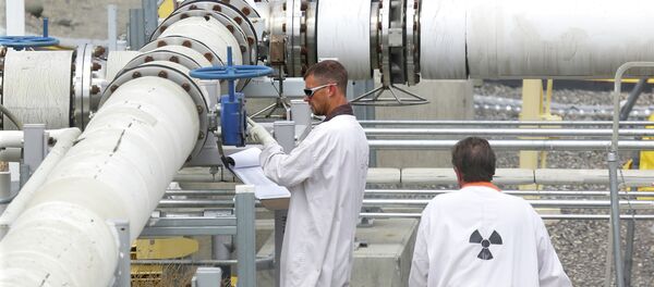 FILE - In this July 9, 2014, file photo, workers wearing protective clothing and footwear inspect a valve at the C tank farm during a media tour of the Hanford Nuclear Reservation Wednesday, July 9, 2014 near Richland, Wash FILE - In this July 9, 2014, file photo, workers wearing protective clothing and footwear inspect a valve at the C tank farm during a media tour of the Hanford Nuclear Reservation Wednesday, July 9, 2014 near Richland, Wash - Sputnik International