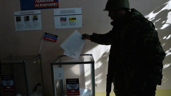 Members of the self-defense forces cast their votes at Polling Station No. 127 during the elections for the leader and the People's Council of the Donetsk People's Republic. - Sputnik International