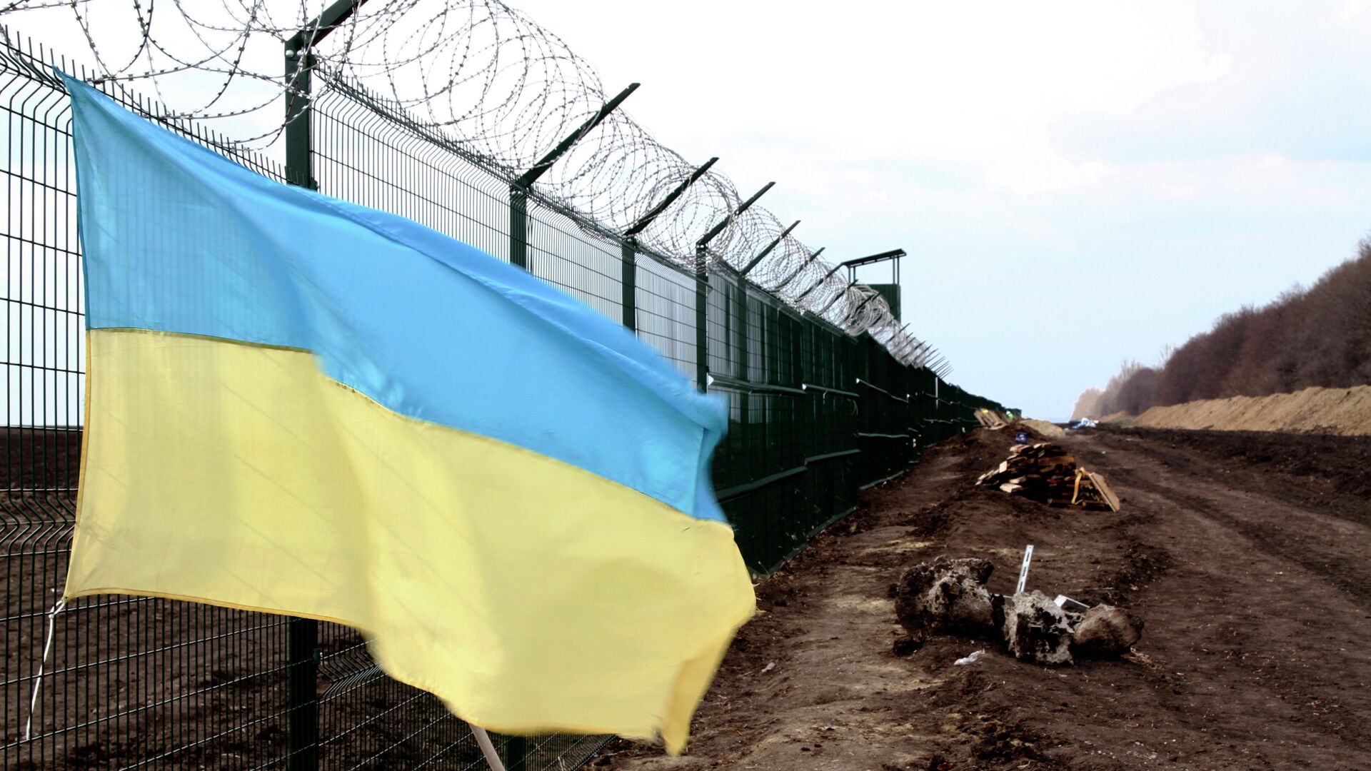 In this photo taken on Saturday, April 18, 2015, a Ukrainian national flag is attached to the fence on the Ukrainian-Russian border near Hoptivka, Kharkiv region, eastern Ukraine - Sputnik International, 1920, 23.01.2022