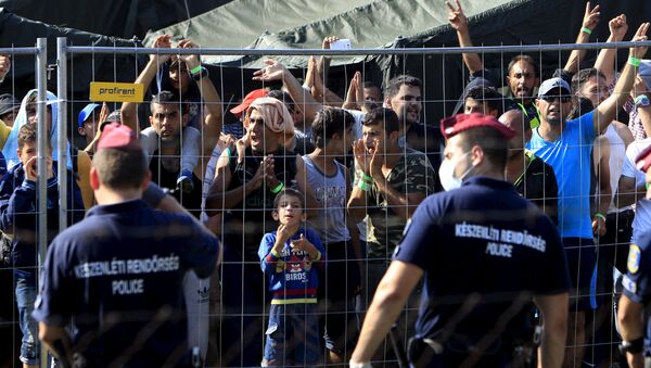 Syrian migrants shout slogans at a refugee camp in Roszke, Hungary, August 28, 2015 - Sputnik International
