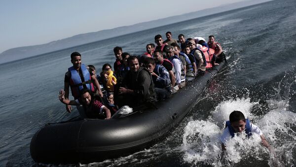 Refugees coming from Turkey land on the shores of the Greek island Lesbos in an inflatable boat on September 4, 2015 - Sputnik International