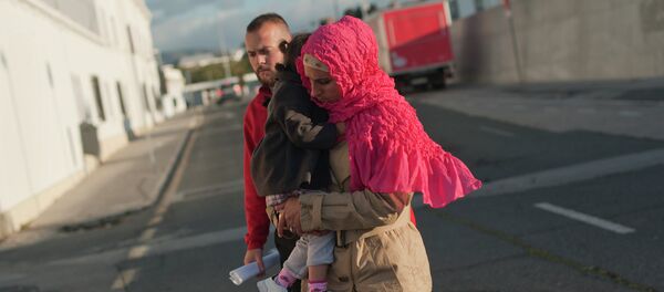 Syrian refugee family members arrive to a red cross centre in Malaga - Sputnik International