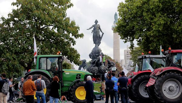 Farmers park their tractors during a protest at Nation Square in Paris, Thursday, Sept. 3, 2015 - Sputnik International