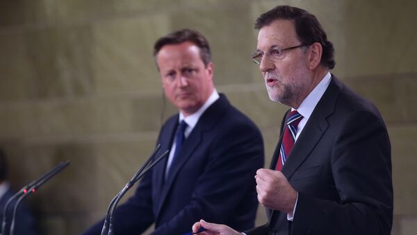 Spanish Prime Minister Mariano Rajoy (R) speaks past his British counterpart David Cameron during a press conference given after their meeting at La Moncloa palace in Madrid on September 4, 2015 - Sputnik International