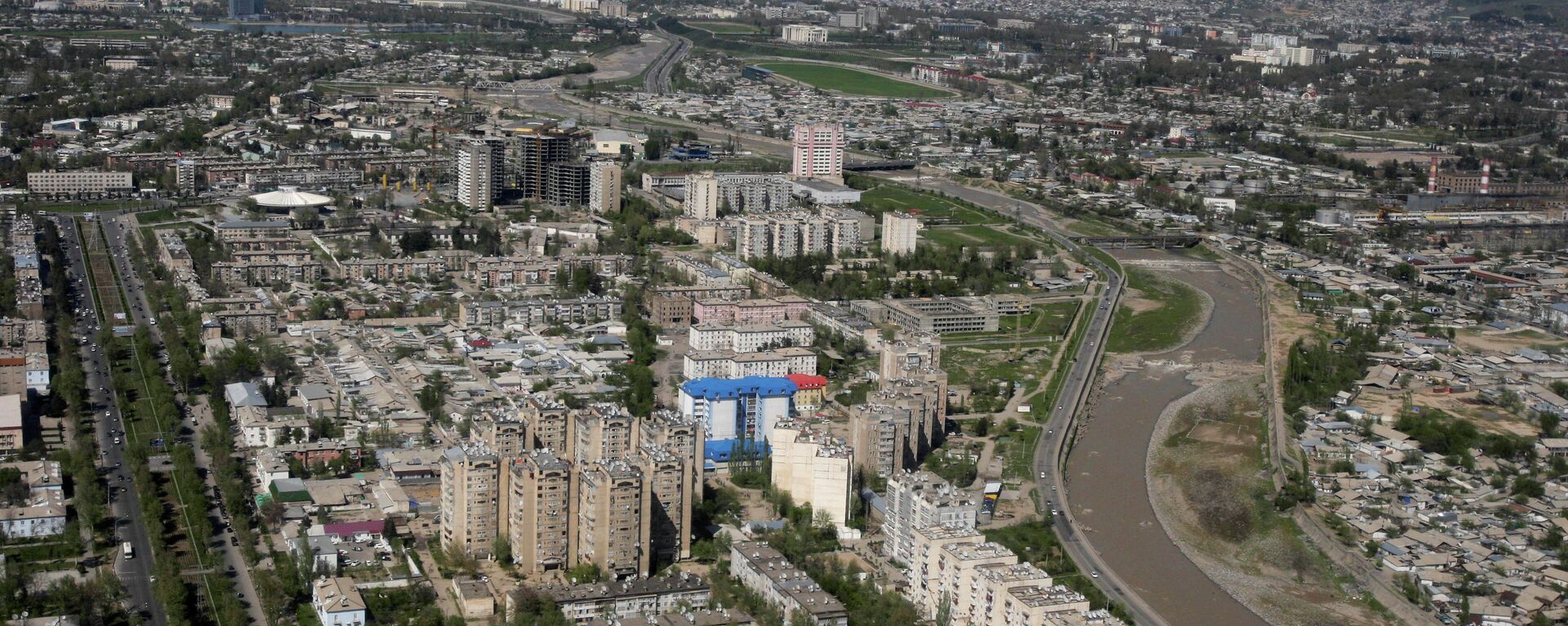 This aeriel view taken through an airplane window shows Dushanbe, the capital of Tajikistan, Monday, April 5, 2010 - Sputnik International, 1920, 24.12.2021