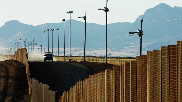US border patrol vehicle rides along the fence at the US-Mexican border near Naco, Mexico, Sunday, Jan. 13, 2008 - Sputnik International