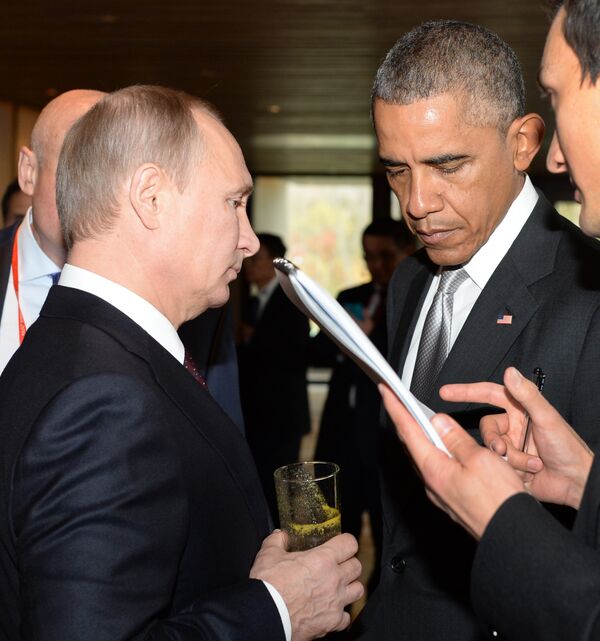 Russian President Vladimir Putin (L) speaks with US President Barack Obama (R) before the Asia-Pacific Economic Cooperation (APEC) Summit plenary session at the International Convention Center in Beijing on November 11, 2014 - Sputnik International