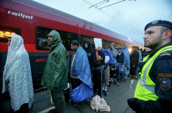 Migrants board a train to Germany at the Austrian train station of Nickelsdorf, September 5, 2015 - Sputnik International