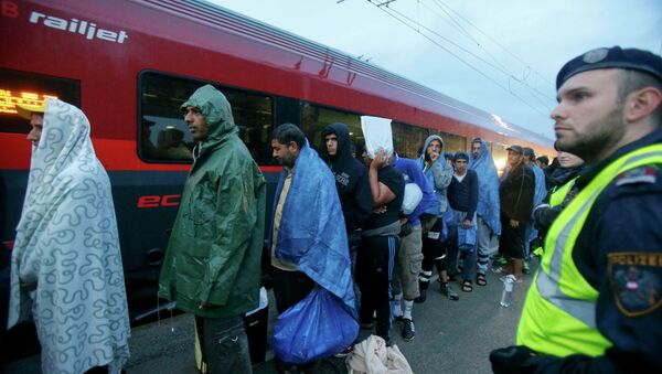 Migrants board a train to Germany at the Austrian train station of Nickelsdorf, September 5, 2015 - Sputnik International