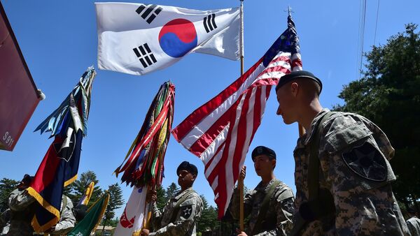 US soldiers hold the flags of South Korea (top) and the US (R) before a South Korea-US Combined Division activation ceremony at a US Army base in Uijeongbu, just north of Seoul, on June 3, 2015 - Sputnik International
