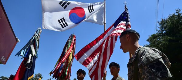 US soldiers hold the flags of South Korea (top) and the US (R) before a South Korea-US Combined Division activation ceremony at a US Army base in Uijeongbu, just north of Seoul, on June 3, 2015 US soldiers hold the flags of South Korea (top) and the US (R) before a South Korea-US Combined Division activation ceremony at a US Army base in Uijeongbu, just north of Seoul, on June 3, 2015 - Sputnik International