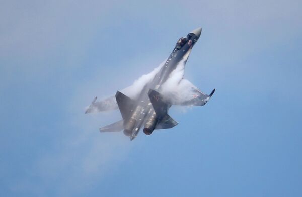 A Sukhoi Su-35 jetfigther performs its demonstration flight during the 50th Paris Air Show at Le Bourget airport, north of Paris, Thursday, June 20, 2013 - Sputnik International