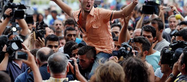 Migrants gather and shout slogans outside the railway station in Budapest, Hungary, Thursday, Sept. 3, 2015 - Sputnik International