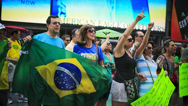 Demonstrators shout slogans against Brazil's President Dilma Rousseff while they attend a protest at Times Square in New York August 16, 2015 - Sputnik International