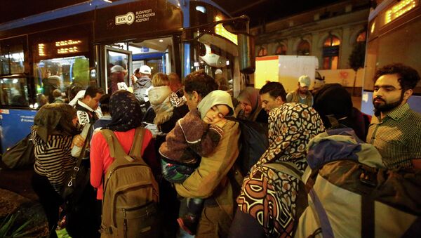 Migrants enter a bus, which is supposed to leave to Austria and Germany, at the Keleti trainstation in Budapest, Hungary, September 4, 2015 - Sputnik International