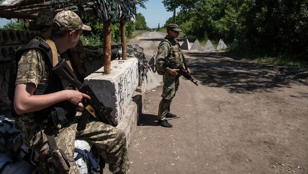 Ukrainian servicemen stand guard on June 8, 2015 in Novotoshkivske village, Donetsk region - Sputnik International