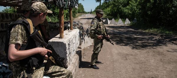 Ukrainian servicemen stand guard on June 8, 2015 in Novotoshkivske village, Donetsk region Ukrainian servicemen stand guard on June 8, 2015 in Novotoshkivske village, Donetsk region - Sputnik International