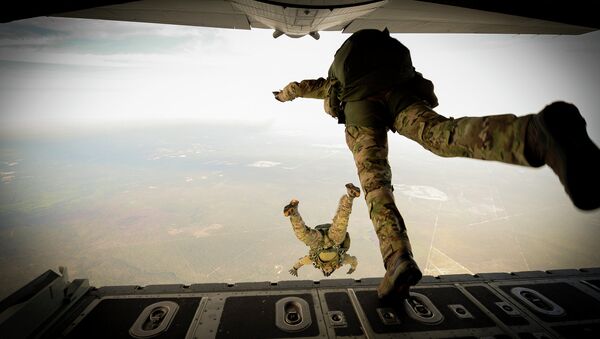 US Army Green Berets from the 7th Special Forces Group jump out of a C-130H3 Hercules - Sputnik International