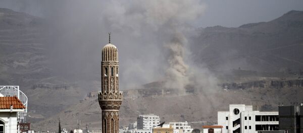 Smoke rises during an air strike on an army weapons depot on a mountain overlooking Yemen's capital Sanaa September 5, 2015 Smoke rises during an air strike on an army weapons depot on a mountain overlooking Yemen's capital Sanaa September 5, 2015 - Sputnik International
