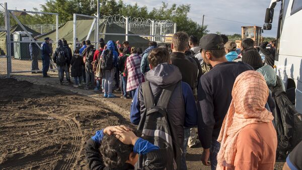 Migrants stand in line to get inside a new a reception camp near the village of Roszke, Hungary September 6, 2015 - Sputnik International