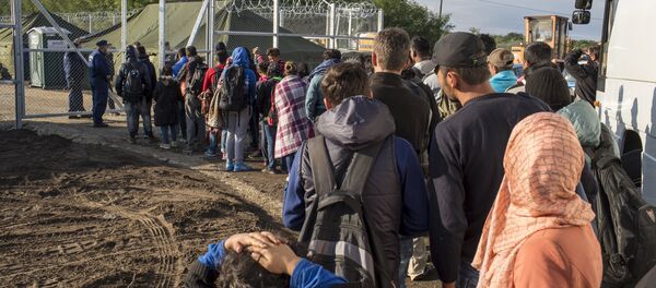 Migrants stand in line to get inside a new a reception camp near the village of Roszke, Hungary September 6, 2015 Migrants stand in line to get inside a new a reception camp near the village of Roszke, Hungary September 6, 2015 - Sputnik International