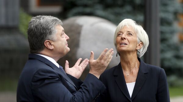 Ukrainian President Petro Poroshenko welcomes International Monetary Fund (IMF) Managing Director Christine Lagarde ahead of their meeting in Kiev, Ukraine, September 6, 2015 - Sputnik International