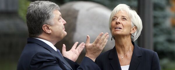 Ukrainian President Petro Poroshenko welcomes International Monetary Fund (IMF) Managing Director Christine Lagarde ahead of their meeting in Kiev, Ukraine, September 6, 2015 - Sputnik International