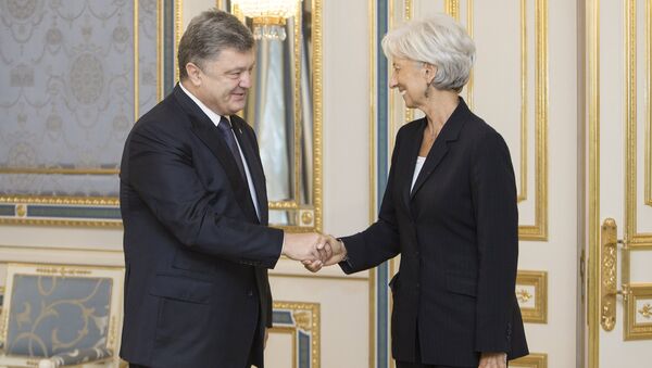 Ukrainian President Petro Poroshenko and International Monetary Fund (IMF) Managing Director Christine Lagarde shake hands during their meeting in Kiev, Ukraine, in this September 6, 2015 - Sputnik International