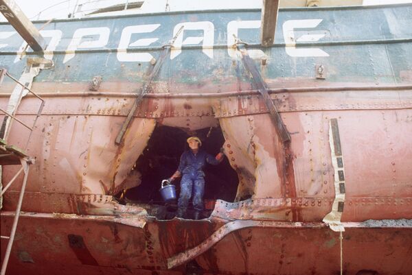 File photo dated 01 August 1985 shows the bombed hull of the Greenpeace flagship Rainbow Warrior, following its sabotage by the French secret service in the port of Auckland 09 July 1985 to stop it from protesting against nuclear testing at France's Pacific Mururoa Atoll File photo dated 01 August 1985 shows the bombed hull of the Greenpeace flagship Rainbow Warrior, following its sabotage by the French secret service in the port of Auckland 09 July 1985 to stop it from protesting against nuclear testing at France's Pacific Mururoa Atoll - Sputnik International