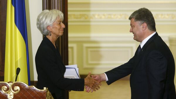 Ukrainian President Petro Poroshenko greets International Monetary Fund (IMF) Managing Director Christine Lagarde after a news conference in Kiev, Ukraine, September 6, 2015 - Sputnik International