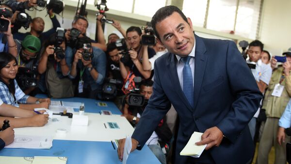 Guatemalan presidential candidate for the National Front of Convergence (FCN) party, Jimmy Morales, casts his vote at a polling station in Mixco, 19 km from Guatemala City, during general elections on September 6, 2015 - Sputnik International