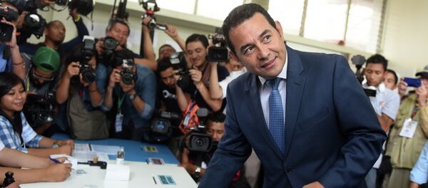 Guatemalan presidential candidate for the National Front of Convergence (FCN) party, Jimmy Morales, casts his vote at a polling station in Mixco, 19 km from Guatemala City, during general elections on September 6, 2015 Guatemalan presidential candidate for the National Front of Convergence (FCN) party, Jimmy Morales, casts his vote at a polling station in Mixco, 19 km from Guatemala City, during general elections on September 6, 2015 - Sputnik International