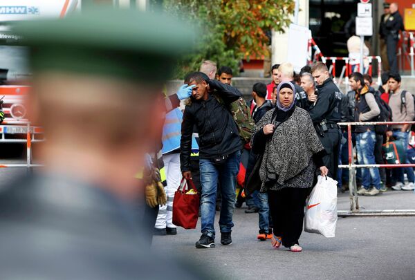 A poilce officer watches as migrants arrive by train at the main railway station in Munich, Germany September 7, 2015. A poilce officer watches as migrants arrive by train at the main railway station in Munich, Germany September 7, 2015. - Sputnik International